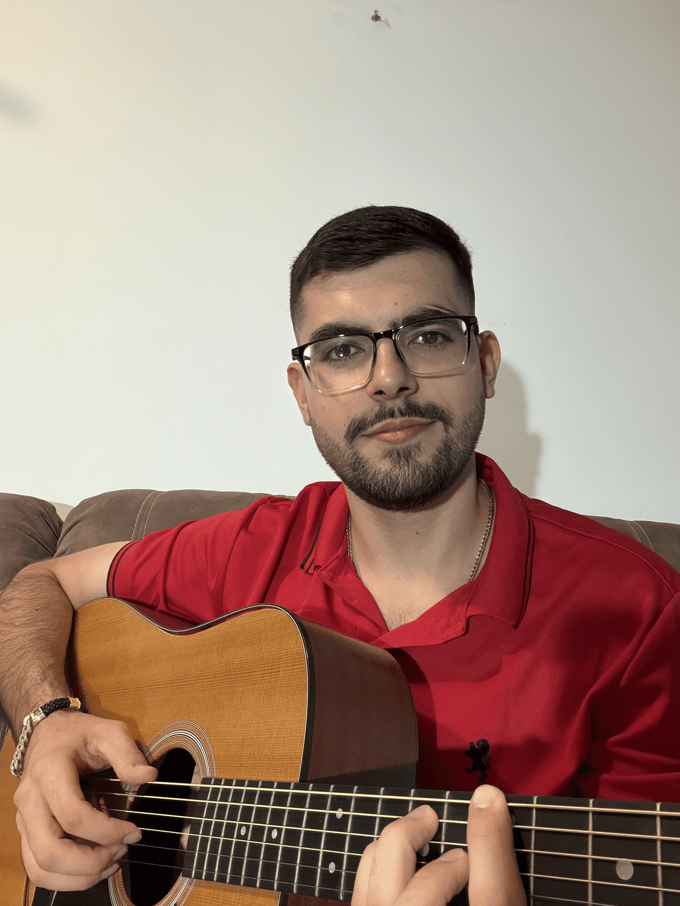 ליאור סטרוב מנגן על גיטרה אקוסטית